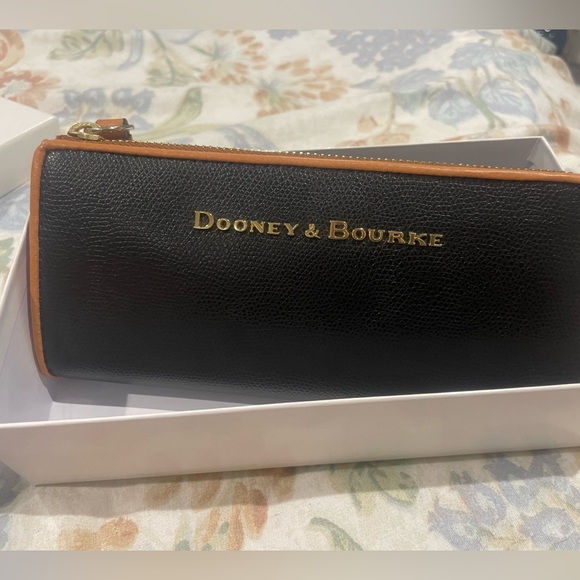 Dooney & Bourke Handbags - Dooney and Bourke wallet